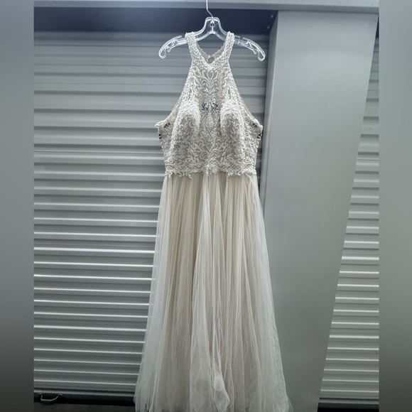 Allure Bridals Wedding Dress – Size 16 – Lace Bodice, Tulle Skirt, Small Train - Picture 5 of 11